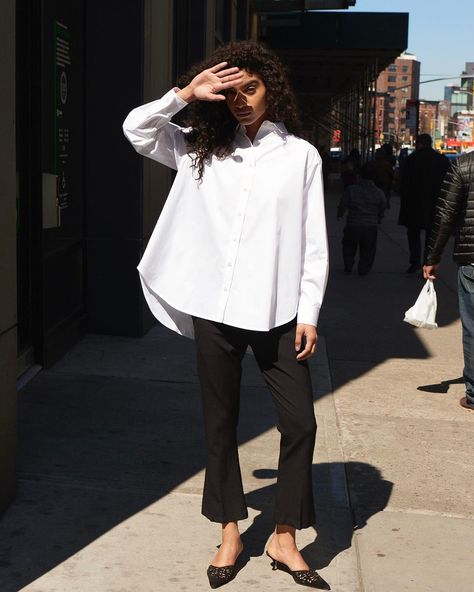 2,706 Likes, 23 Comments - totême (@toteme) on Instagram: “A new shipment of Capri Shirt just arrived at www.toteme-nyc.com” Minimal Stil, White Shirt Outfits, Leandra Medine, Giovanna Battaglia, Quoi Porter, Anna Dello Russo, Simple Blouse, Outfit Inspiration Fall, Boyfriend Style