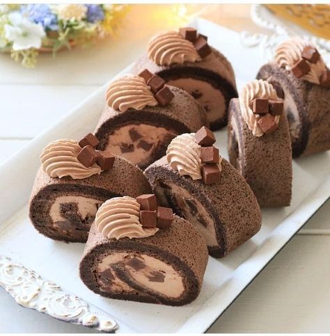 Chocolate Swiss Roll Decoration, Japanese Roll Cake, Chocolate Roll Cake, Swiss Roll Cake, 귀여운 음식 그림, Chocolate Roll, Swiss Roll, Healthy Cake, Dessert Shop