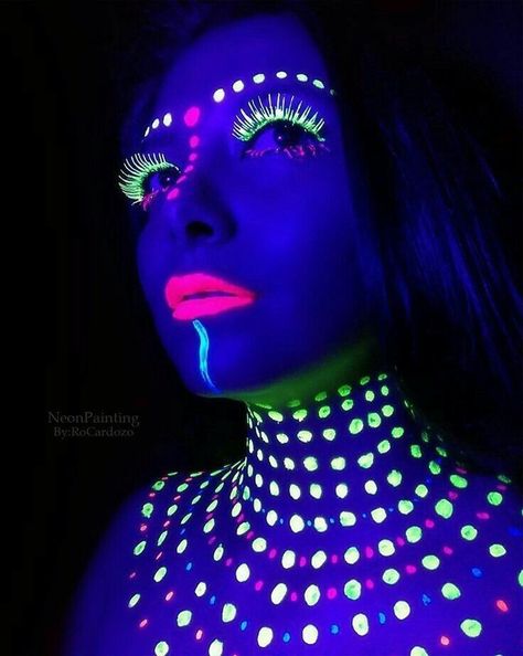 Blacklight Tape Ideas, Uv Body Painting Ideas Easy, Neon Paint On Body Ideas, Uv Makeup Ideas Black Lights, Neon Accessories Outfit, Black Light Outfits, Black Light Face Paint, Neon Party Makeup, Blacklight Photoshoot