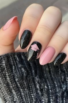 Cute Nails For Senior Pictures, Senior Nails Ideas 2025, Graduation Nails Ideas, Grad Nail Ideas, College Graduation Nails, Graduation Nail Designs, Freshman Orientation, Graduation Nails, Donut Glaze