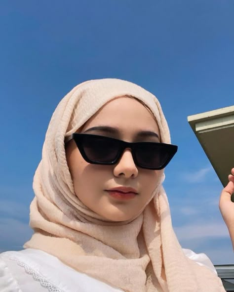 Hijab Sunglasses Style, Girl With Hijab, Hijab Photoshoot, Model Hijab, Street Hijab Fashion, Sunglasses Outfit, Muslim Outfits Casual, Hijab Aesthetic, Hijabi Fashion Casual