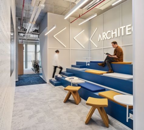 Architecht Information Systems Offices - Istanbul Tech Office, Colorful Office, Collaboration Area, Dnevna Soba, Tiered Seating, Modern Design Trends, Office Lobby, Information Systems, City Office