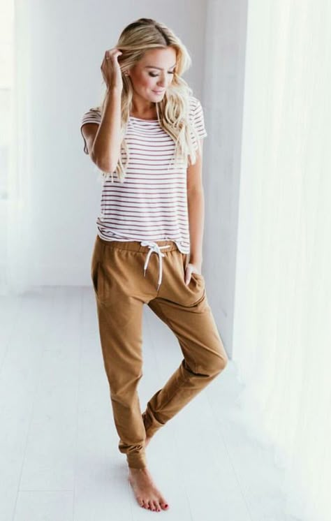 Girls Summer Home Wear-21 Best Ideas on What to Wear at Home Messy Hairstyle, Hairstyle Tutorials, Mode Casual, Outfit Trends, Stitch Fix Style, Mode Inspiration, Outfits Casuales, Comfy Outfits, Street Styles