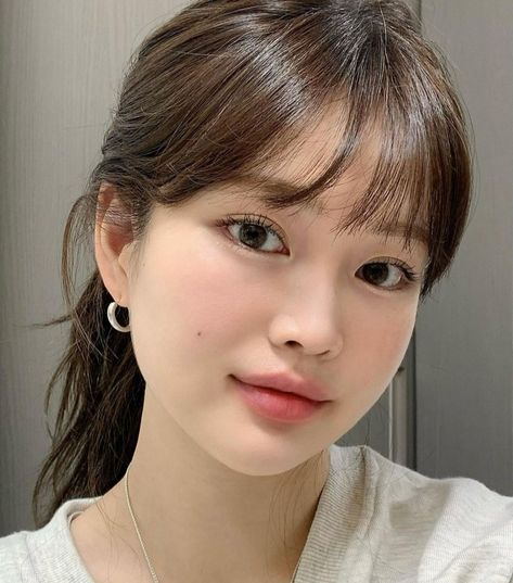 Bangs For Rounded Face, Korean Round Face Hairstyles, Bangs Round Face Asian, Light Bangs With Short Hair, Asian Bangs Long Hair Straight, Chest Length Haircut With Bangs, Asian Fringe Bangs, Round Face Asian Haircuts, Korean Makeup For Round Face