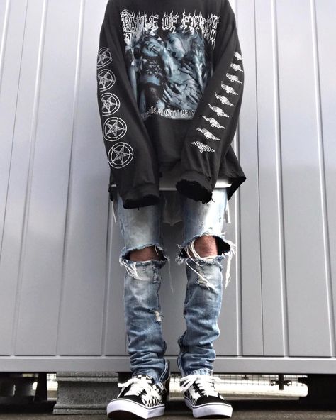 238 Me gusta, 19 comentarios - taiＧa (@rxdsaiyan) en Instagram: "ootd . ▪︎longsleeve: #cradleoffilth ▪︎layer tee: #fog cutoff ▪︎pants: #mnml ▪︎shoes: #vans…" Edgy Outfits Men, E Boy Outfits, Grunge Outfits Men, Grunge Outfits 90s, Aesthetic Grunge Outfit, Hipster Man, Grunge Outfit, E Boy, Grunge Look