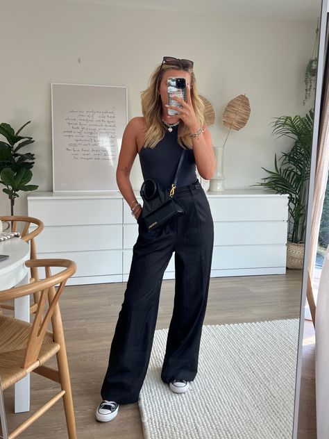 Paul Mitchell Outfits All Black, Summer Outfits Black Trousers, Wide Black Linen Pants Outfit, Millenial Aesthetic Fashion, Baggy Pants Going Out Outfit, Black Pants Outfit Women Casual, Spring All Black Outfit, New York Work Outfit Summer, Everyday Outfits Spring 2023