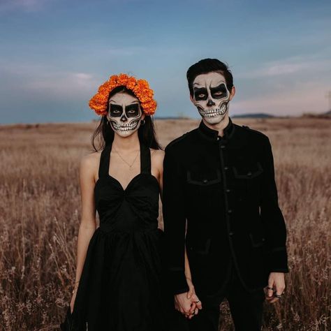 Sugar Skull Couple Costume, Dia De Los Muertos Couple Costume Ideas, Catrina Outfit, Fotos Halloween, Outfit Mexicano, Catrina Makeup, Halloween Parejas, Maternity Photography Couples, Skeleton Costume