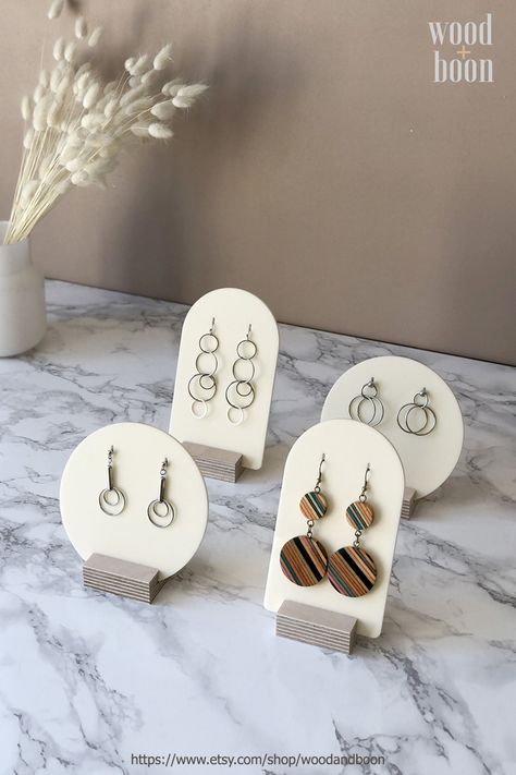 Diy Product Display Ideas, Stand For Accessories, Creative Ways To Display Jewelry, Creative Earring Display, Earrings Making Ideas, Earrings Display Ideas, Earring Display Ideas, Packaging Diy Box, Earring Display Diy