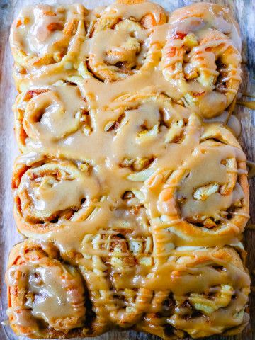 Caramel Apple Cinnamon Rolls, Caramel Bread Pudding, Fall Recipes Breakfast, Modern Honey, Homemade Salted Caramel, Caramel Rolls, Rolls Homemade, Apple Cinnamon Rolls, Easy Caramel