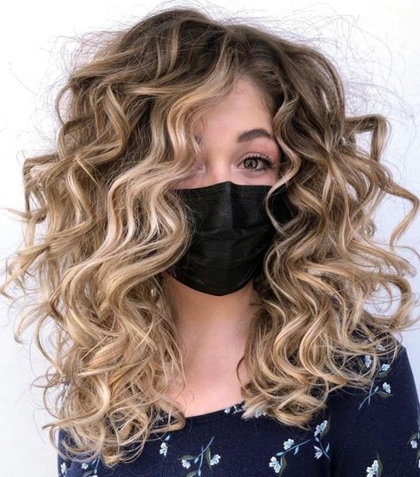 Full Head Blonde Highlights, Natural Brown Hair, Honey Blonde Hair Color, Highlights Curly Hair, White Blonde Hair, Honey Brown Hair, Ombre Hair Blonde, Honey Blonde Highlights, Blonde Curly Hair