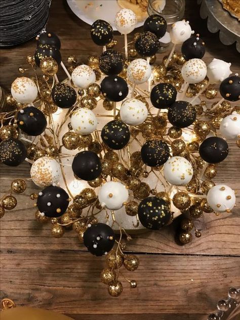 Black White And Gold Cupcake Ideas, Black White Gold Cake Pops, Dessert Table Ideas Black And Gold, Black Cake Pops With Gold, New Years Cake Pops Ideas, Nye Cake Pops, Cake Pops New Years Eve, Black And Gold Cakepops, Black Cakepops