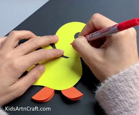 Easy Paper Handprint Duck Craft Tutorial For Kids Check more at https://www.kidsartncraft.com/paper-handprint-duck-craft-tutorial-kids/ Duck Arts And Crafts, Duck Art And Craft, Duckling Craft, 3d Duck Craft, Yellow Duck Craft Preschool, Duck Crafts, Craft Tutorial, Hand Print