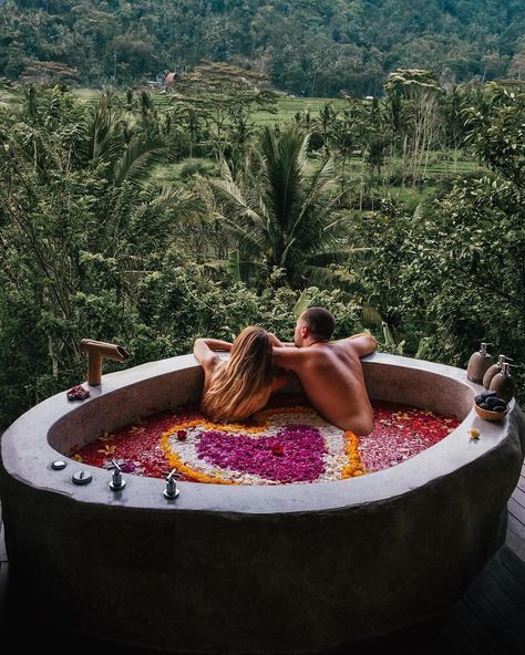 BALI TRIP Explore Bali Beyond on Instagram: “Morning glory is relaxing your body into this bathtub with the one you love. What a great idea to start your day isn’t it?🌤💦😍 Photo by…” Hotel Bali, Outdoor Bathtub, Bali Guide, Voyage Bali, Bali Honeymoon, Romantic Things To Do, Romantic Hotel, Romantic Retreat, Romantic Holiday