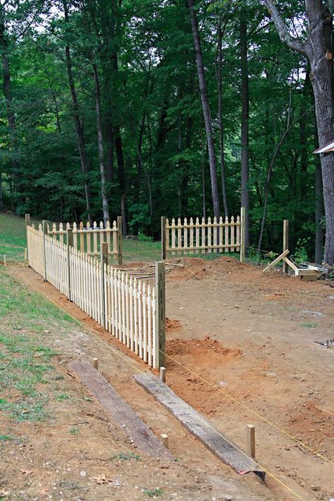 Diy Yard Fence Cheap, Diy Picket Fence, Pagar Modern, Fence Diy, Rustic Fence, Yard Fence, Front Fence, Pallet Fence, Horizontal Fence