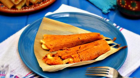 This holiday season, treat your guests to these delicious sweet potato tamales with chipotle and walnuts. They make an excellent vegetarian option for dinner. These tamales have an intense smoky flavor thanks to the walnuts and chipotle peppers in adobo that help to bring out the natural sweetness of the sweet potatoes. Make these colorful and flavorful tamales! Everyone will love them. Potato Tamales, Tamales Recipe, New Mexico Style, Chipotle Peppers, Yummy Sweet Potatoes, Mexico Style, Potato Puree, Nut Recipes, Vegan Eats