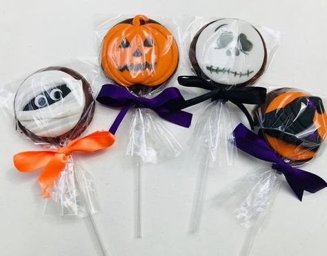 Festa Hotel Transylvania, Chocolate Halloween, Home Bakery Business, Halloween Sugar Cookies, Halloween Sweets, Halloween Appetizers, Cookie Pops, Hotel Transylvania, Home Bakery