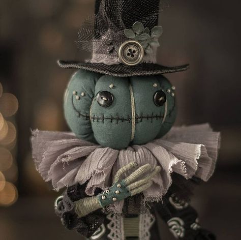 Cloth Doll Pattern, Halloween Dolls, Steampunk Halloween, Pumpkin Contest, Halloween Clay, Sculpted Doll, Primitive Halloween, Witch Doll, Halloween Doll