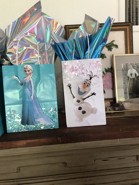 Frozen Goodie Bag Ideas, Disney Goodie Bags, Frozen Gift Bags, Goodie Bag Ideas, Frozen Gifts, Elsa And Olaf, Gift Bag Ideas, Frozen 6, Birthday Bags