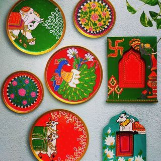 Plate Painting, Indian Traditional Paintings, Set Of Plates, Pichwai Painting, Indian Arts, Wooden Trays, Kalamkari Painting, Kerala Mural Painting, Art Items