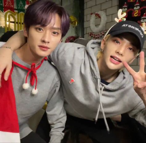 Stray Kids Hyunjin & Lee Know Christmas Vlive Lee Know And Hyunjin, Secret Keeper, Boys Don't Cry, Gambar Figur, Stars Then And Now, Savage Kids, Stray Kids Seungmin, Christmas Couple, World Domination