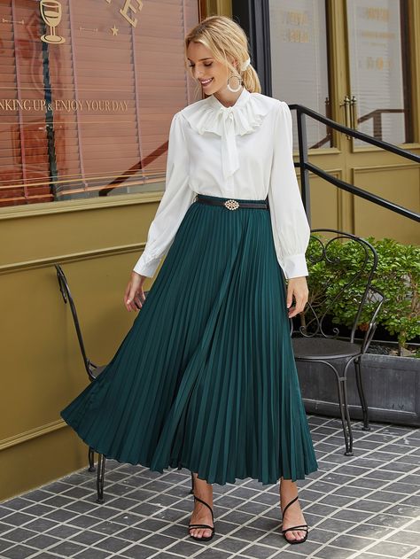 Green Pleated Skirt Outfit, Green Pleated Skirt, Accordion Skirt, Pleated Fashion, Pleated Skirt Outfit, Long Skirt Outfits, Pleated Long Skirt, Dressy Fashion, Pleated Skirts