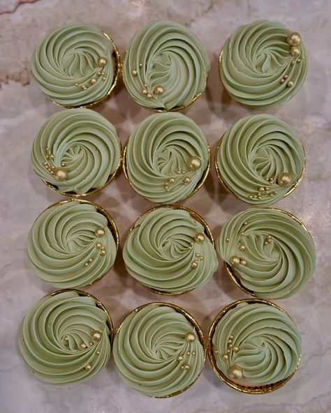 One elegant birthday set! Bento cake and cupcakes. Vanilla Latte cupcakes in green. The color turned out lovely! Thank you @cocolossians #sacramentobaker #sacramentoweddingvendors #sacramantoweddingvenue #buttercream #buttercreamcake #cupcakesofinstagram #bentocake #cupcakesformen Sage Cupcakes, Bento Cake And Cupcakes, Sage Green Cupcakes, Flavor Cupcakes, Cupcakes Vanilla, Cupcakes For Men, Green Cupcakes, Gold Dessert, Cake And Cupcakes