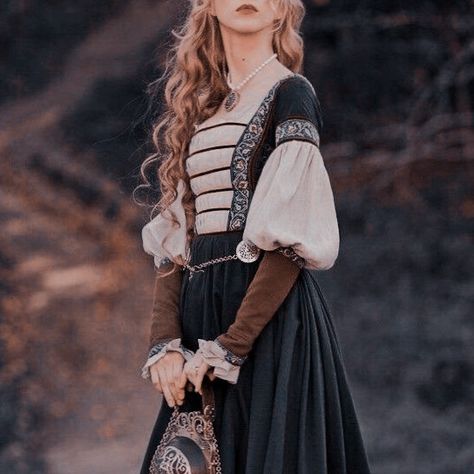 Medieval Barmaid Aesthetic, Middle Ages Clothing Woman, Medieval Fashion Aesthetic, Medieval Girl Aesthetic, Medieval Clothing Aesthetic, Germany Aesthetic Outfits, Medieval Inspired Outfits, Midevil Outfits, Piratecore Aesthetic