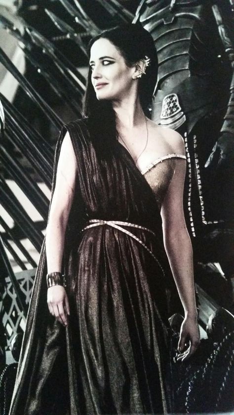 Artemesia's gold dress in 300: Rise of an Empire 300 Rise Of An Empire Artemisia, Eva Green Dress, Artemisia 300 Eva Green, Artemisia 300, Eva Green 300, Truk Ford, 300 Rise Of An Empire, Ava Green, Walburga Black