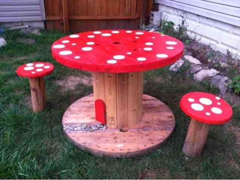 Gorgeous DIY Mushroom Garden Decor - Virily Toadstool Table, Cable Reel Table, Wooden Cable Reel, Cable Spool Tables, Wooden Spool Projects, Cable Reels, Table And Stools, Spool Furniture, Woodworking Software