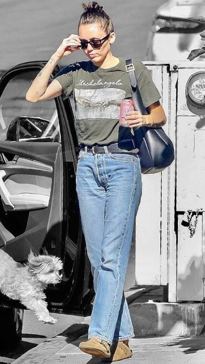 Miley Cyrus Casual Outfits, 2024 Celebrity Style, Miley Cyrus Street Style 2023, Los Angeles Street Style 2023, Miley Cyrus 2024, Miley Cyrus 2023, La Outfits Los Angeles Street Styles, Miley Cyrus Aesthetic, Miley Cyrus Brown Hair