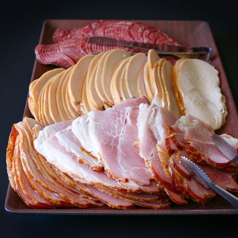 Diy Deli, Deli Meat Platter, Cheese Platter Presentation, Meat Cheese Platters, Deli Platters, Deli Tray, Cheese And Cracker Tray, Meat And Cheese Tray, Meat Trays