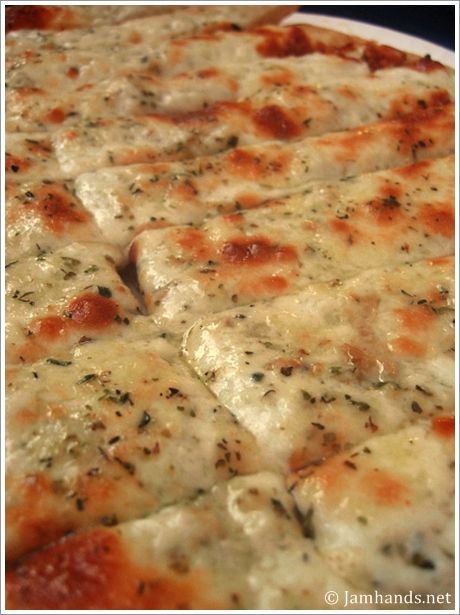 Cheesy Garlic Sticks Recipe. via Jam Hands blog Garlic Sticks, Sommer Mad, Diner Recept, Crumpets, Snacks Für Party, Chapati, A Pizza, Bagels, Tortillas