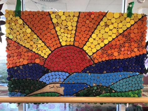 Bottle Top Art Projects, Trash Art Recycled, Plastic Bottle Cap Art, Bottle Cap Mosaic, Bottle Cap Mural, Plastic Bottle Cap Crafts, Bottle Top Art, Bottle Top Crafts, Bottle Cap Projects