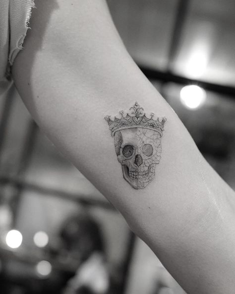 Doctor Woo on Instagram: “His and hers...from last week ✨💀✨💀 #hideawayatsuitex  #slimneedle” Skull Crown Tattoo Design, Tiny Skull Tattoos, Crown Tattoo Men, Pirate Skull Tattoos, Small Skull Tattoo, Indian Skull Tattoos, Skull With Crown, Simple Skull, Crown Tattoo Design