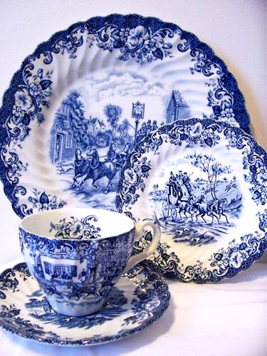 Blue And White Dinnerware, Blue White Kitchens, Fine Dinnerware, Colorful Dishes, Blue Dishes, Blue Chinoiserie, Table Ware, Blue White Decor, Antique Dishes