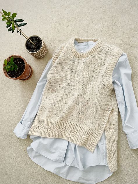 Ravelry: Maple Vest by Yun Jeong Knit Vest Outfits For Women, Knit Vest Pattern Women, Knit Vest Outfit, Gilet Crochet, Knit Vest Pattern, Scarf Knitting Patterns, Vest Pattern, Crochet Vest, Knitted Tops