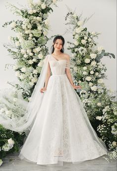 Korean Wedding Dress With Veil, Simple Bridal Gown Classy, Korean Style Wedding Dress, Bride Dress Korean, Korean Bridal Dress, Wedding Gown For Petite Bride, Korean Wedding Dress Gowns, Korean Wedding Dress Elegant, Wedding Gown Ideas Classy