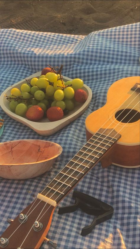 Picnic aesthetic Violet Core, Arte Do Ukulele, Ukulele Aesthetic, Ukulele Art, Memories Aesthetic, Picnic Aesthetic, Here I Go Again, Ukelele, Guitar Songs