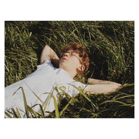 Person Laying On Grass Drawing, Lying In Grass Drawing, Lying In Grass Reference, Laying In Grass Aesthetic, Laying In The Grass Aesthetic, Lying Down Photography, Laying In Grass Photoshoot, Lying Pose Reference, Grassland Photography