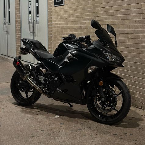 bike is finally all blacked out, all i need now is to get a dif tail light and sequentials but really happy with it for now :) Pretty Bikes, Heavy Bike, Motorcycle Aesthetic, Biker Aesthetic, Biker Boys, Pretty Bike, Biker Love, Yamaha Motorcycle, Sport Motorcycle