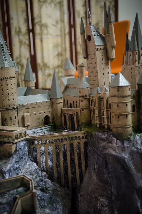 Hogwarts_model_done by linhtwinkle on DeviantArt Harry Potter Dept 56 Display, Hogwarts Castle Diy Cardboard, Hogwarts Model Diy, Cardboard Hogwarts Castle, Hogwarts Diorama, Hogwarts Miniature, Hogwarts Model, Sims Disney, Hogwarts Halloween