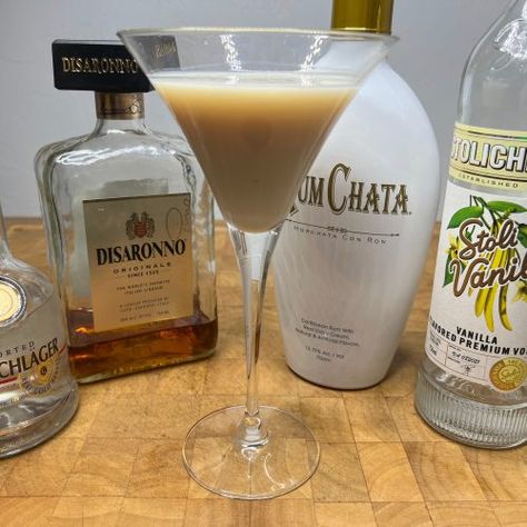 Snickerdoodle Martini Recipe Snickerdoodle Martini, Rumchata Drinks, Birthday Cake Martini, Cinnamon Schnapps, Mixed Drinks Alcohol, Martini Recipe, Vanilla Vodka, Cookie Flavors, Martini Recipes