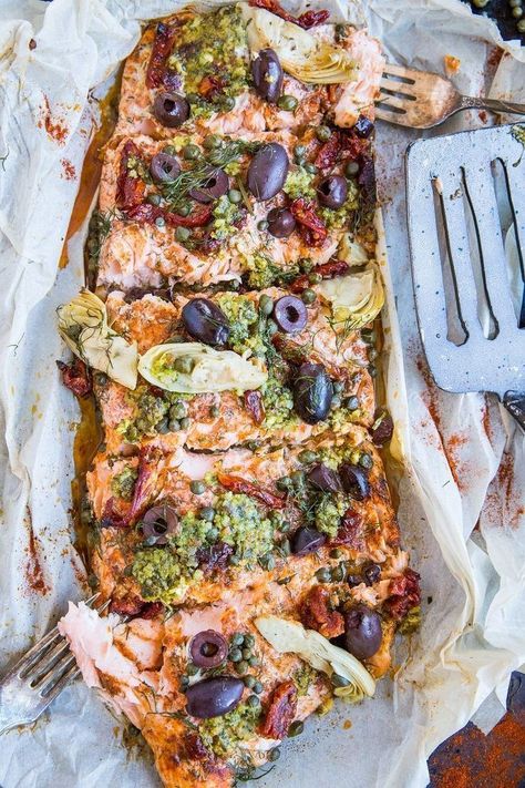 Mediterranean-inspired Salmon in Parchment Paper (or fish en papillote) with sun-dried tomatoes, kalamata olives, dill, capers, and artichoke hearts. This easy dinner recipe is paleo, keto, and packed with flavor! Use dairy free pesto for RESTART®. Salmon In Parchment Paper, Salmon In Parchment, Baked Halibut, Mediterranean Salmon, Diner Recept, Resep Diet, Fish Recipes Healthy, God Mat, Sun Dried Tomatoes