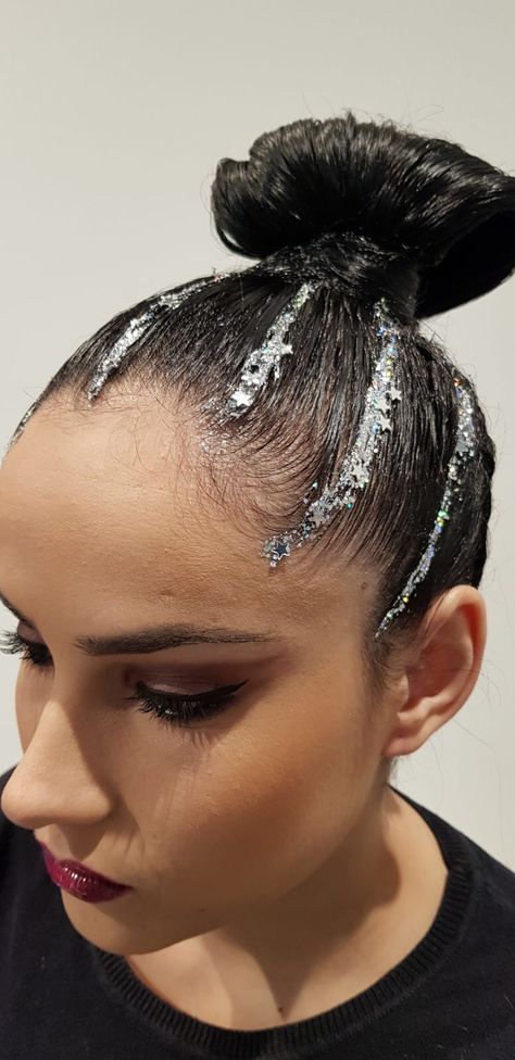 Hairstyles Glitter, Glam Hairstyle, Two Buns, Peinados Recogidos, Glam Hair, Glitter Hair, Mulan, Hair Styling, Wedding Hair