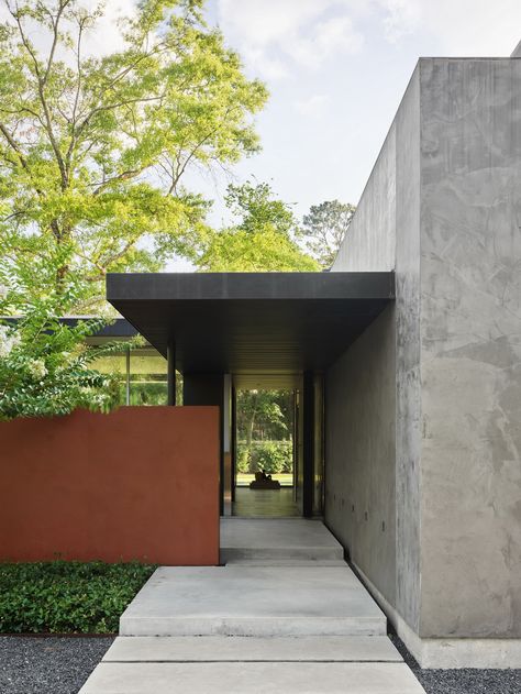 Materials such as Concrete, Rheinzink and Texas Limestone come together at the sculptural entrance... Kuhlman Road | Houston | Texas | Ehrlich Yanai Rhee Chaney Architects House Road Entrance, Concrete Residential Architecture, Simple Concrete House, Entrance House Design, Modern Stucco House, Home Facade Design, Concrete Homes Exterior, Bungalow Entrance, Concrete Entrance