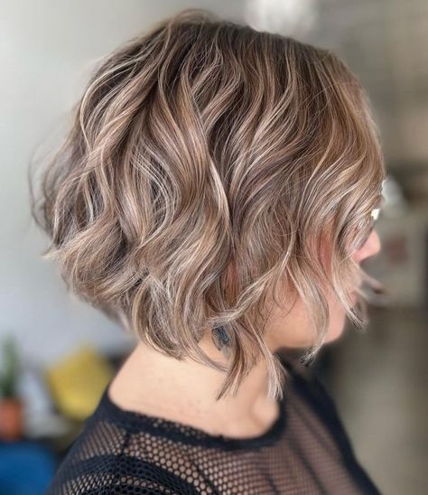 Short Wavy Bob with Blonde Highlights Bob With Blonde Highlights, Thick Bob Haircut, Haircuts For Thick Wavy Hair, Blonde Layered Hair, Wavy Bob Haircuts, Large Curls, Short Wavy Bob, Medium Hair Styles For Women, Choppy Bob Haircuts