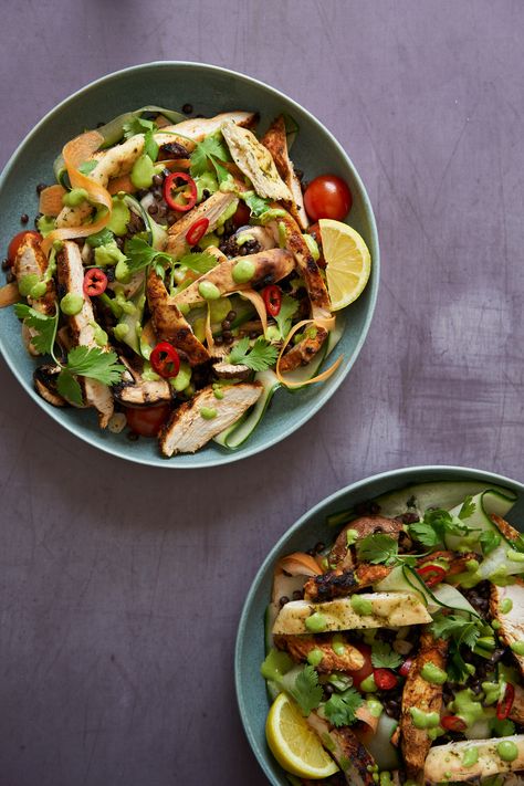 A fresh and satisfying chicken tikka, naan and lentil salad. Chicken Tikka Salad Recipe, Chicken Lentil Salad, Indian Chicken Salad, Chicken Tikka Salad, 30min Meals, Jamie Oliver 15 Minute Meals, Veg Lasagne, Jamie's 30 Minute Meals, 15 Min Meals