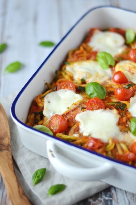 Deze courgette pasta uit de oven is koolhydraatarm en echt enorm lekker! Makkelijk te maken en met deze courgette pasta waan jij je helemaal in Italië... Courgette Pasta, Vegas Food, Zucchini Pasta, Light Recipes, Delicious Healthy Recipes, Ricotta, Pasta Recipes, Italian Recipes, Food Inspiration