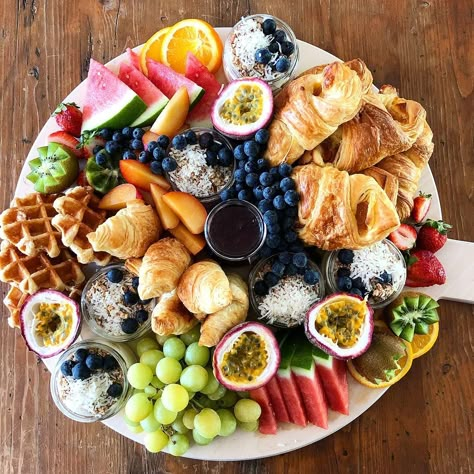 KaraKara Lavish Grazing on Instagram: “Another Bridal Breakfast Platter delivered this morning. ❤️” Croissant Platter, Breakfast Platter Ideas, Party Platter Ideas, Bridal Breakfast, Breakfast Boards, Bagel Bar, Fruit Platters, Platter Ideas, Diy Breakfast