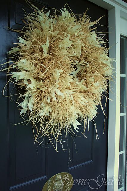 How to make a raffia wreath Raffia Wreath, Straw Wreath, Corn Husk, Wreath Tutorial, Easy Fall, Autumn Wreaths, Fall Decor Diy, Fall Diy, Wreath Crafts